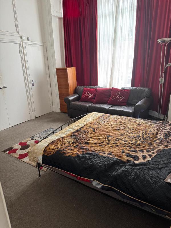 ground-floor-high-ceilings-studio