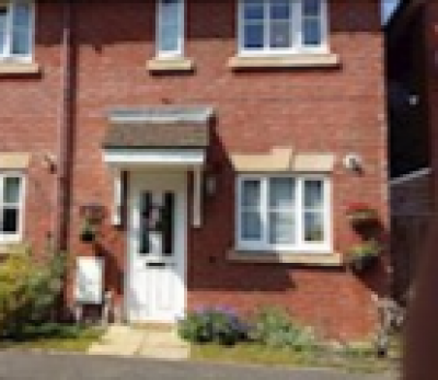 2 bed home 5min walk to the river overlooking Stratford racecourse